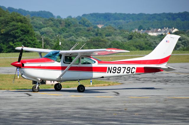 Cessna Skylane (N9979C) - Seen at KFDK on 7/17/2010. http://discussions.flightaware.com/profile.php?mode=viewprofile&u=2692