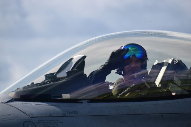 Lockheed F-16 Fighting Falcon — - En 2023 visite sur la base militaire de Florennes Belgique et le salut sympa des pilotes