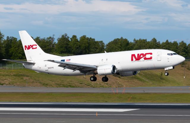 Boeing 737-700 (N401YK)