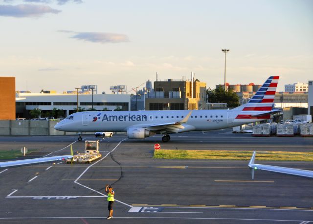 Embraer ERJ-190 (N954UW) - American Airlines Embraer ERJ-190AR N954UW in Boston 