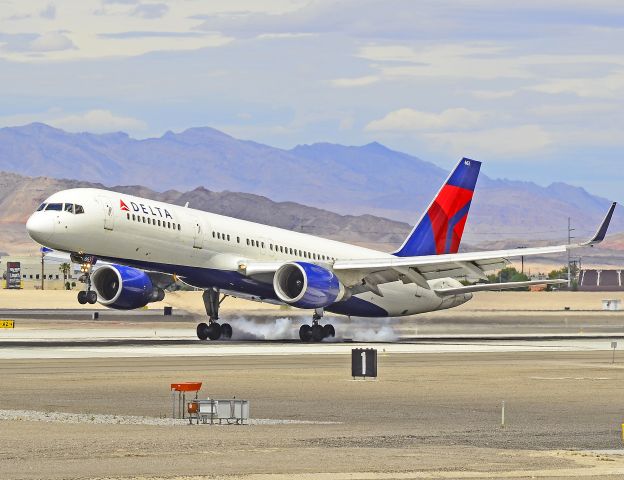 Boeing 757-200 (N663DN) - Delta Air Lines N663DN 1991 Boeing 757-232 C/N 24992  Las Vegas - McCarran International (LAS / KLAS) USA - Nevada, May 19, 2011 Photo: Tomás Del Coro