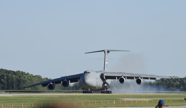 Lockheed C-5 Galaxy (86-0026) - A little stumble on landing at Airventure 2018