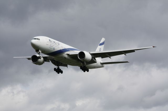 Boeing 777-200 (4X-ECC) - 4X-ECC of El Al arriving at London Heathrow