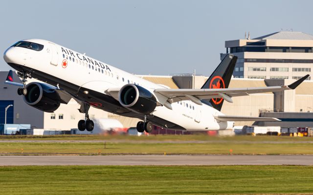 Airbus A220-300 (C-GJYC)