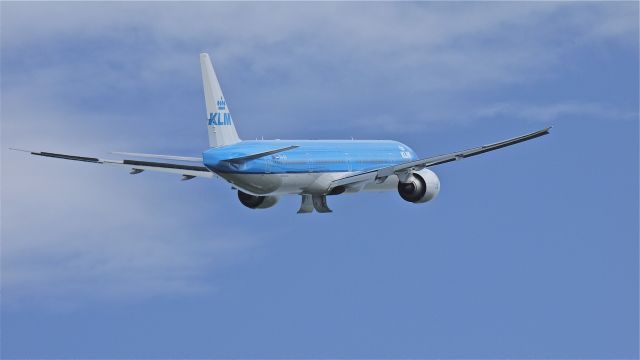 BOEING 777-300 (PH-BVI) - KLM7462 is back to level flight before a pitch to the left on 7/19/12.