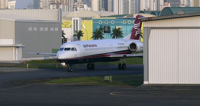 Fokker 100 (HP-1763PST)
