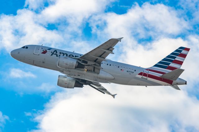 Airbus A319 (N177XF) - American Airlines A319 taking off from PHX on 12/7/22. Taken with a Canon R7 and Tamron 70-200 G2 lens.