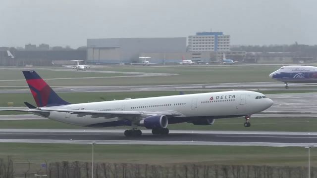 Airbus A330-300 (N828NW) - takeoff R27 raining day