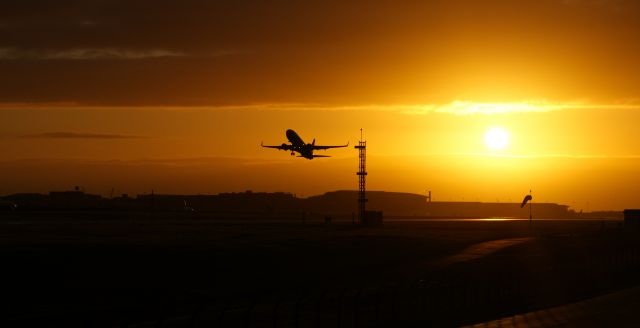 Boeing 737-700 (EI-EFZ) - Ryanair on an early morning departure