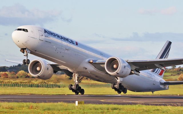 BOEING 777-300 (F-GZNJ) - air france b777-328er f-gznj dep shannon after diverting in earlier with a sick passenger while routing paris(cdg) to montreal 15/10/16.