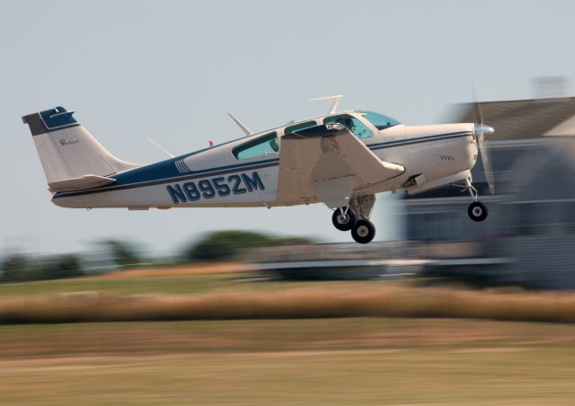 Beechcraft Bonanza (33) (N8952M)