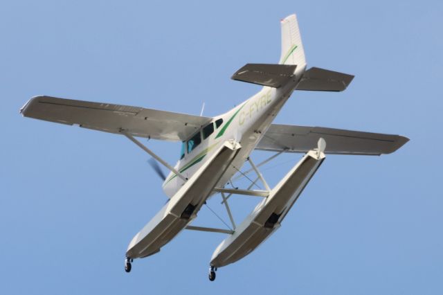 Cessna Skywagon (C-FYRE) - C-FYRE Cessna Skywagon 185E Survolant le fleuve St-Laurent QC. à Lavaltrie. Le 21-04-2025 à 14:03.