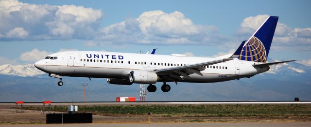 Boeing 737-800 (N54241) - Landing on 16L.