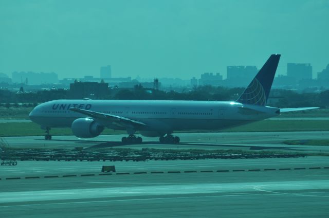 BOEING 777-300ER (N2331U)