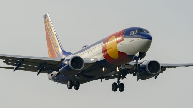 Boeing 737-700 (N230WN) - Colorado One on short final for 13R