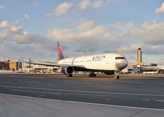 BOEING 767-300 (N178DZ) - Fly Deltas big jets !