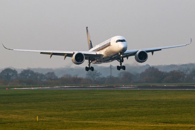 Airbus A350-900 (9V-SMS) - Morning arrival on 05R for SIA51 from IAH.