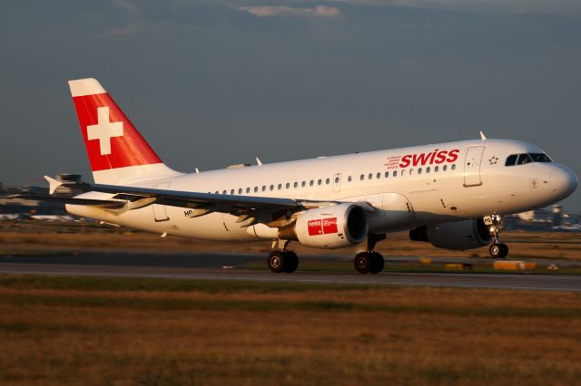 Airbus A320 (HB-IPS) - RWY 18