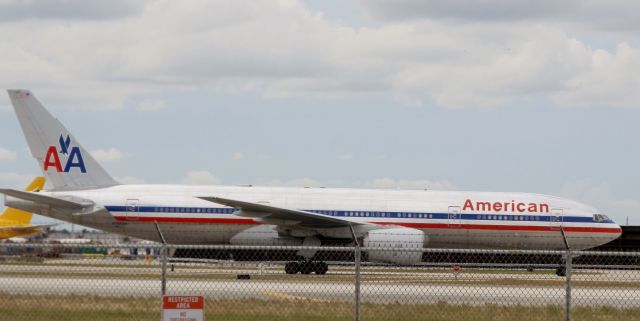 Boeing 777-200 (N792AN)