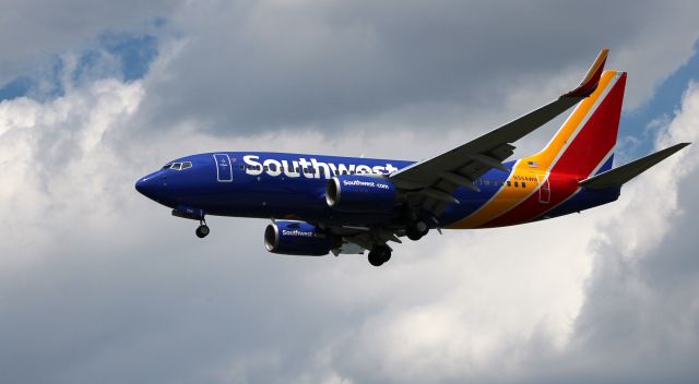 Boeing 737-700 (N554WN) - On final is this 2002 Southwest Airlines Boeing 737-7BX in the Summer of 2020.