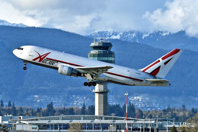 BOEING 767-200 (N740AX)