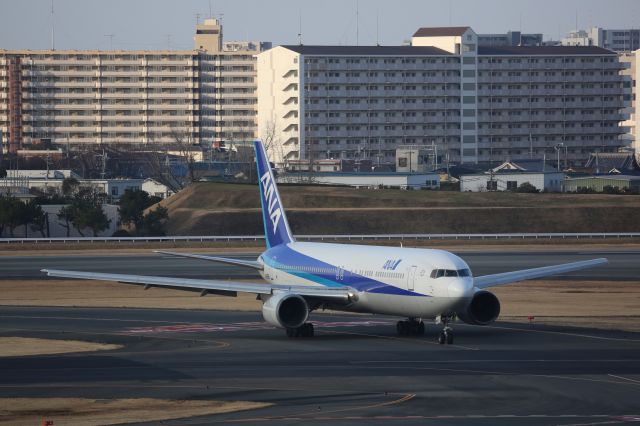 BOEING 767-300 (JA8568)