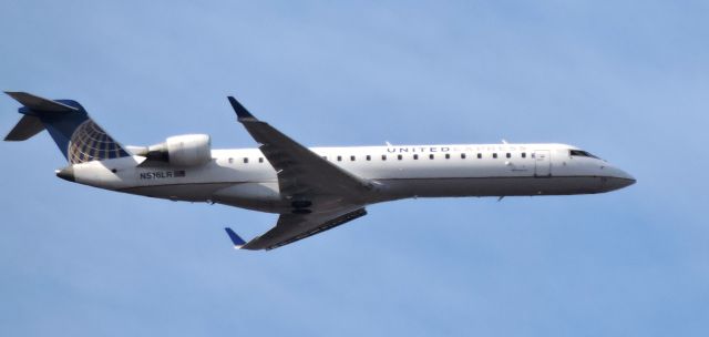 Canadair Regional Jet CRJ-700 (N516LR) - Minutes before landing, Feb. 2019.