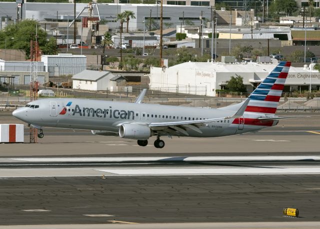 Boeing 737-800 (N908NN)