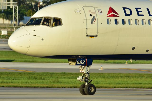 Boeing 757-200 (N682DA)