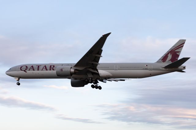 BOEING 777-300ER (A7-BEK) - A7-BEK on short finals to runway 05.