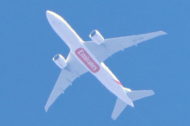 Boeing 777-200 (A6-EWH) - A6-EWH Boeing B-777 21 Emirates EK255 De Barcelona BCN. Vers Mexico City MEX. Altitude 11582 Mètres. Vitesse 887 KM/H. survolant la ville de Lavaltrie QC. Le 17-04-2025 à 12:26.