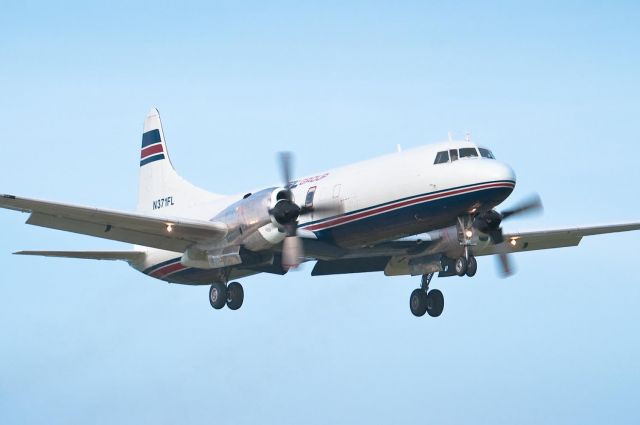 CONVAIR CV-580 (N371FL) - Arriving on Hky 24 - 18.Mar.10