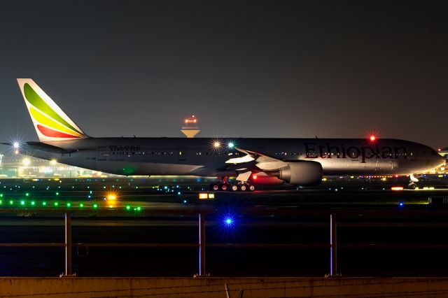 BOEING 777-300 (ET-ASK)