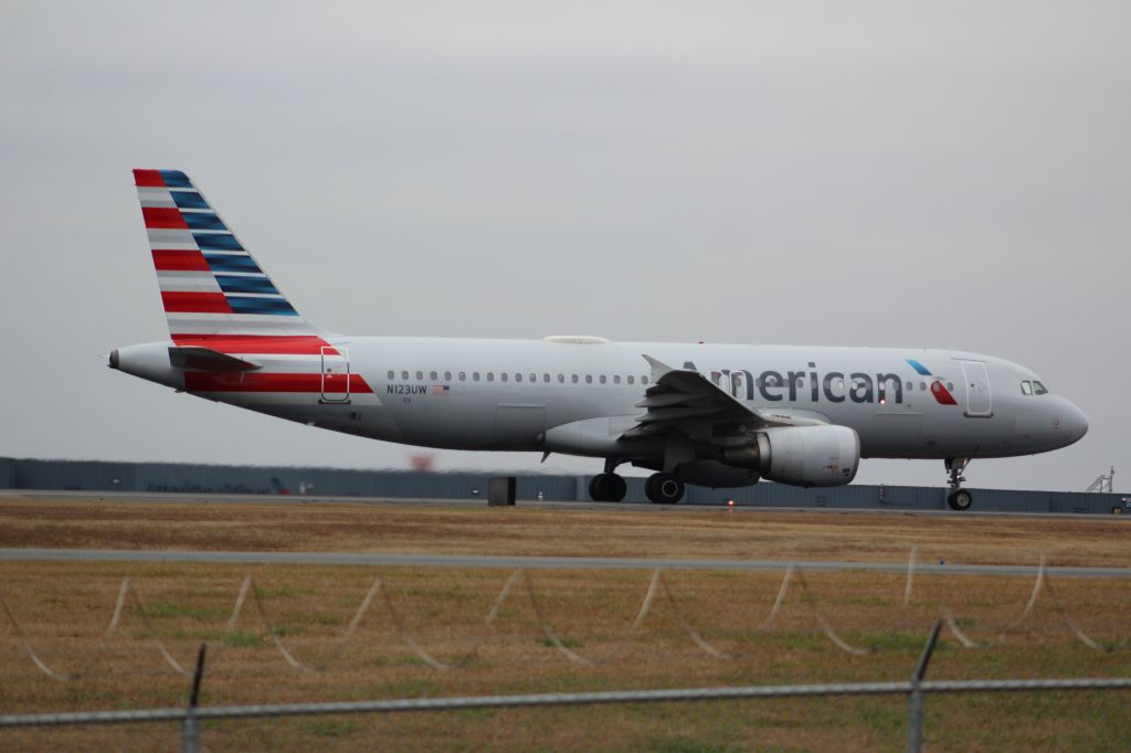 Airbus A320 (N123UW)