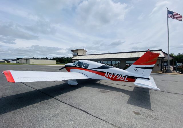 Piper Cherokee (N4795L) - Fueling @ Top Gun