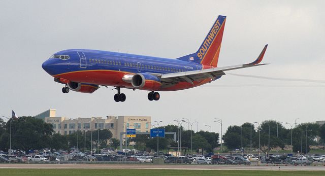 BOEING 737-300 (N637SW)