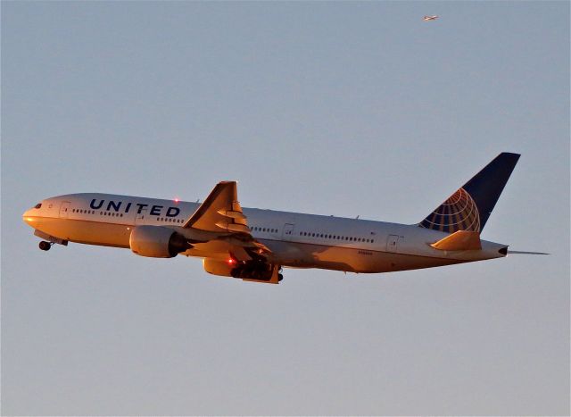 Boeing 777-200 (N206UA) - Golden hour departure at LAX 10/21/14. bonus beacon llights. Delta flight on approach from the pacific ocean (top right )