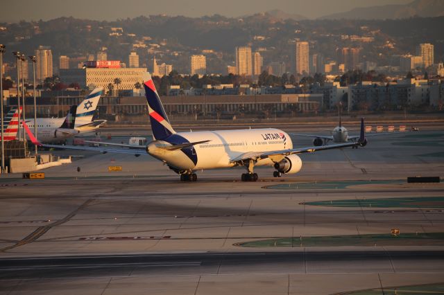 BOEING 767-300 (CC-CXH)