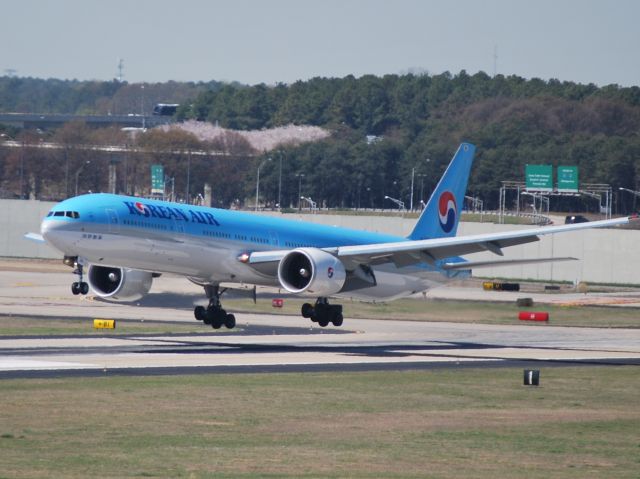 Boeing 777-200 (HL8218) - Arriving runway 8L - 4/6/13