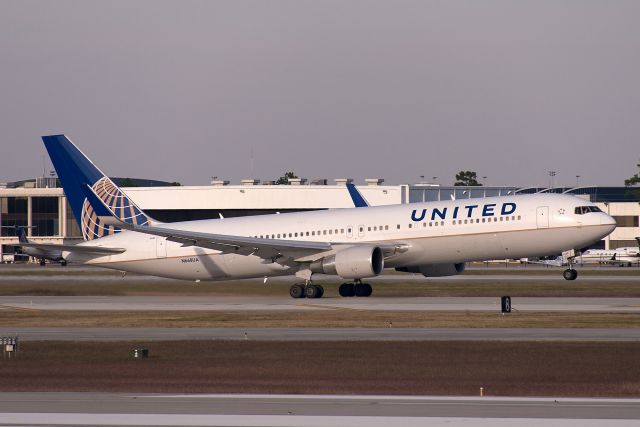 BOEING 767-300 (N368UA)