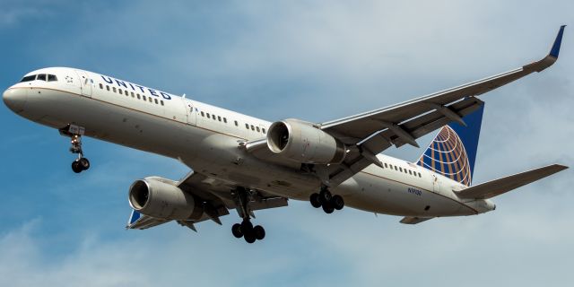 Boeing 757-200 (N19130) - United Airlines Boeing 757-224 arriving from Phoenix landing on runway 29 at Newark on 8/8/21.