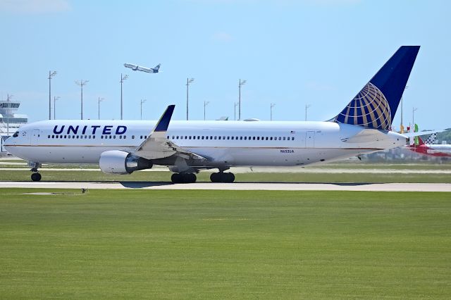 BOEING 767-300 (N652UA)