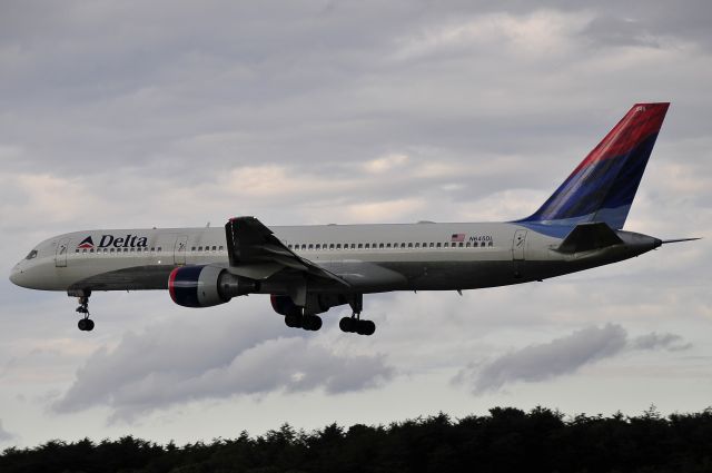 Boeing 757-200 (N654DL) - Seen at KBWI on 9/27/2009.  Storm clouds directly overhead.    a href=http://discussions.flightaware.com/profile.php?mode=viewprofile&u=269247  [ concord977 profile ]/a