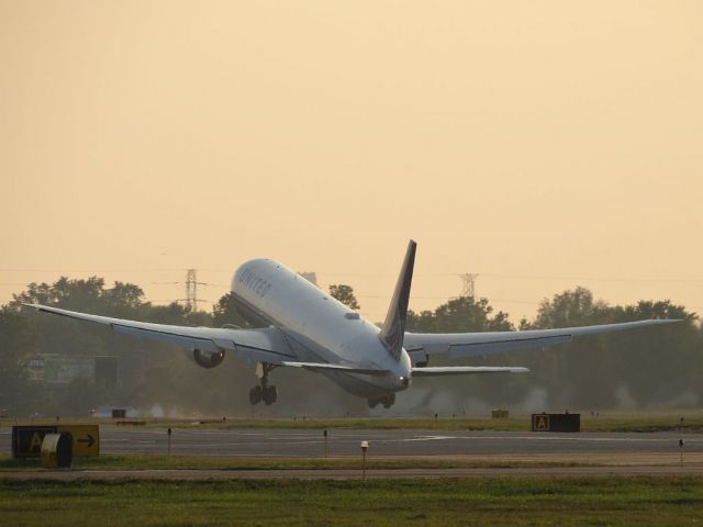 BOEING 767-400 (N76062)