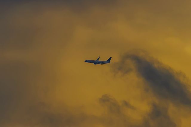 Boeing 737-800 — - Turning to base leg