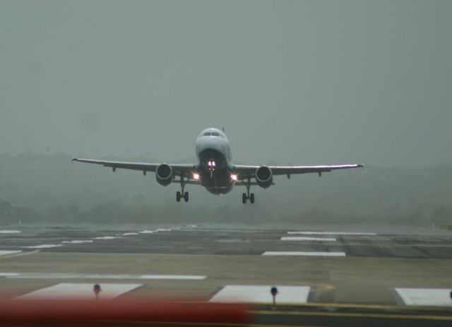 Airbus A320 (N630JB) - Lift off seen from runway 29. Flight JBU832 to JFK