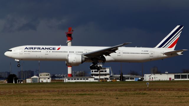 BOEING 777-300 (F-GZNF) - Landing runway 26/08.