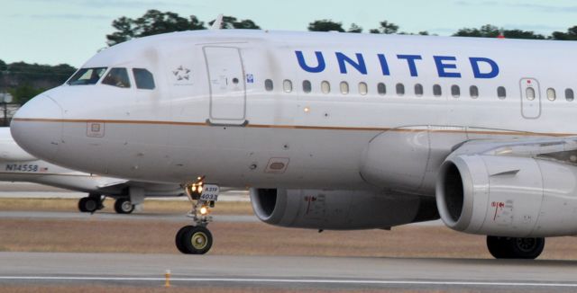 Airbus A319 (N833UA)