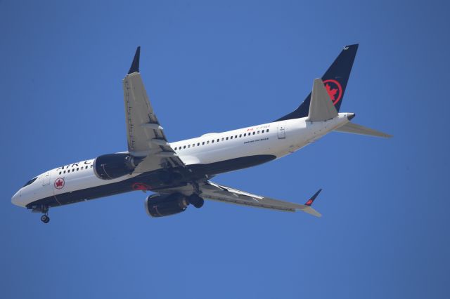 Boeing 737 MAX 8 (C-FSES)