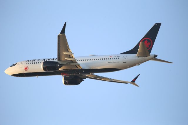 Boeing 737 MAX 8 (C-FSKZ)